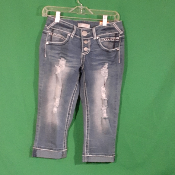 NWT No boundaries sz 9 ripped studded cuff capris